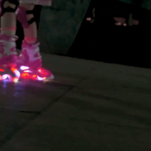 4 Wheels Adjustable Inline Skates Skating Shoes for Boys Kids Girls Skating Shoe Adjustable Roller Blades Age 6 to 15 Years PU Strong Wheels Aluminium with LED Flash Light on Wheels (Pink)